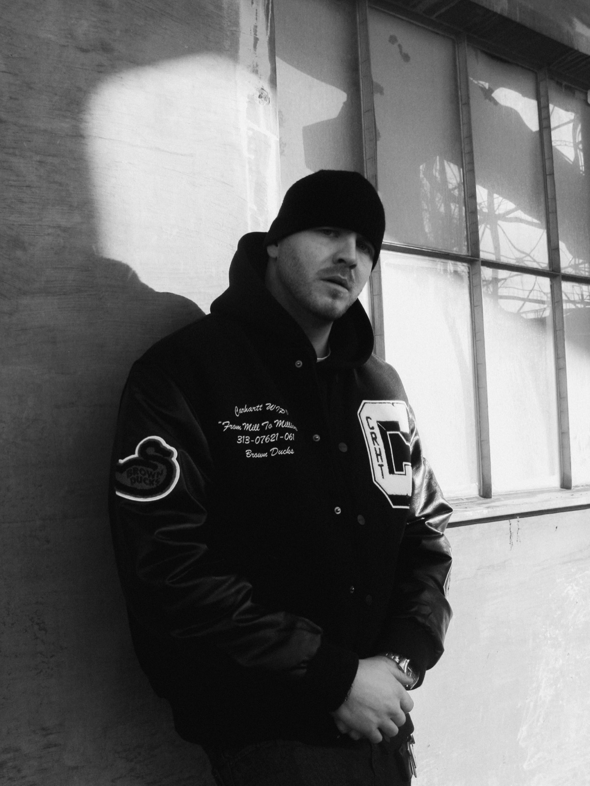 Creatis — Musikproducer aus Deutschland, Porträt im industriellen Setting