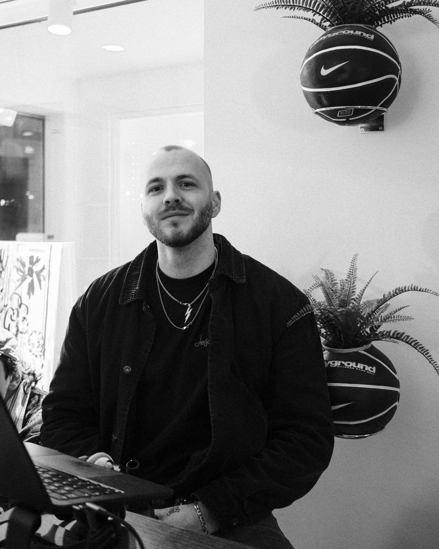 Creatis beim Produzieren von Beats im Tonstudio
